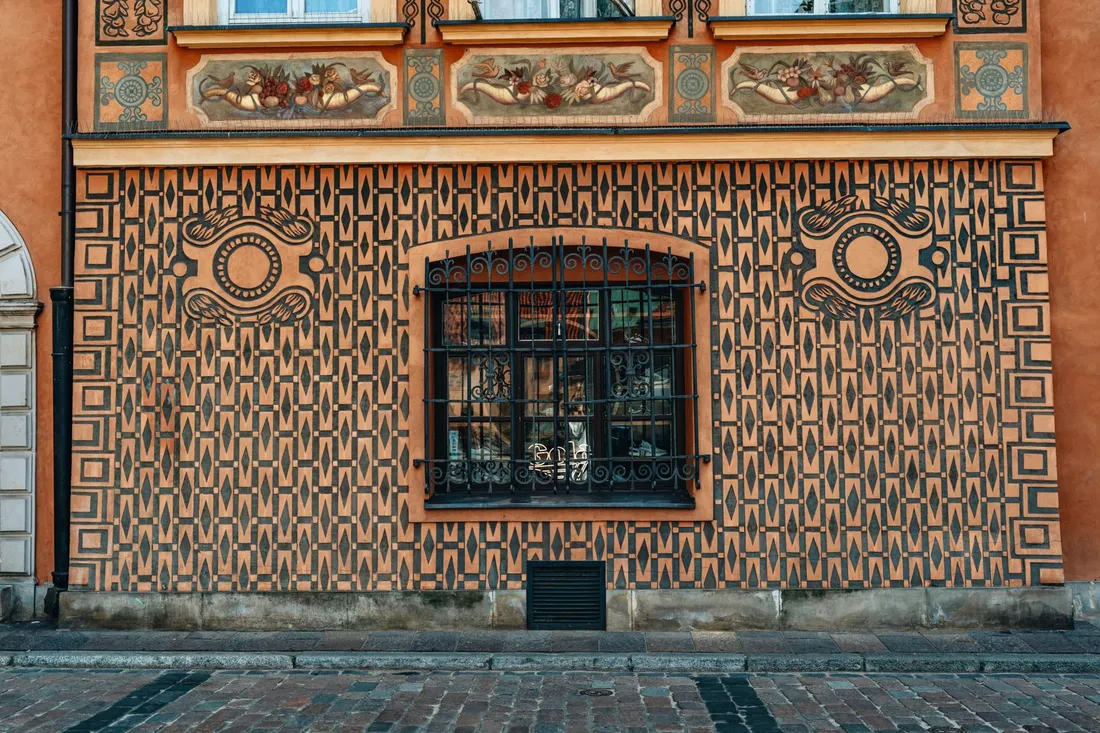 Gründerzeit-Altbaufassade mit Stuckverzierungen und hohen Fenstern in Berlin