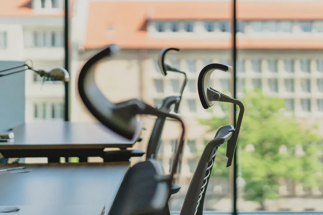 Büroetage in Berlin mit Schreibtischen und Arbeitsplätzen vor dem Firmenumzug