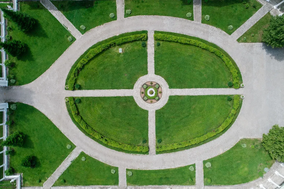 Schlossanlage mit weitläufigem Park in einer fränkischen Stadt